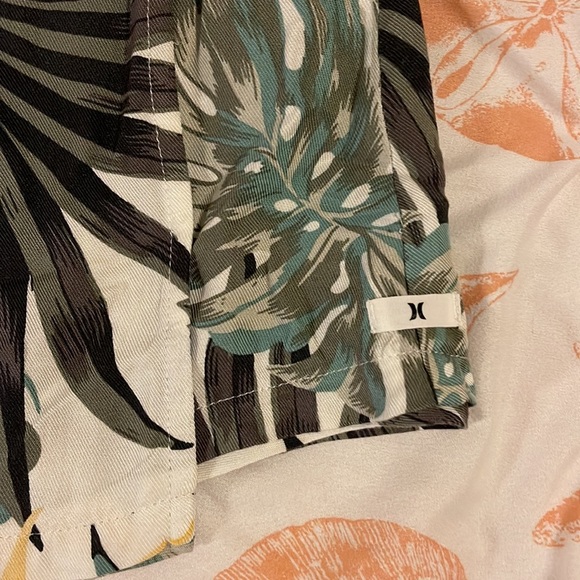 Hurley wrap skirt size small and so cute - Picture 2 of 4